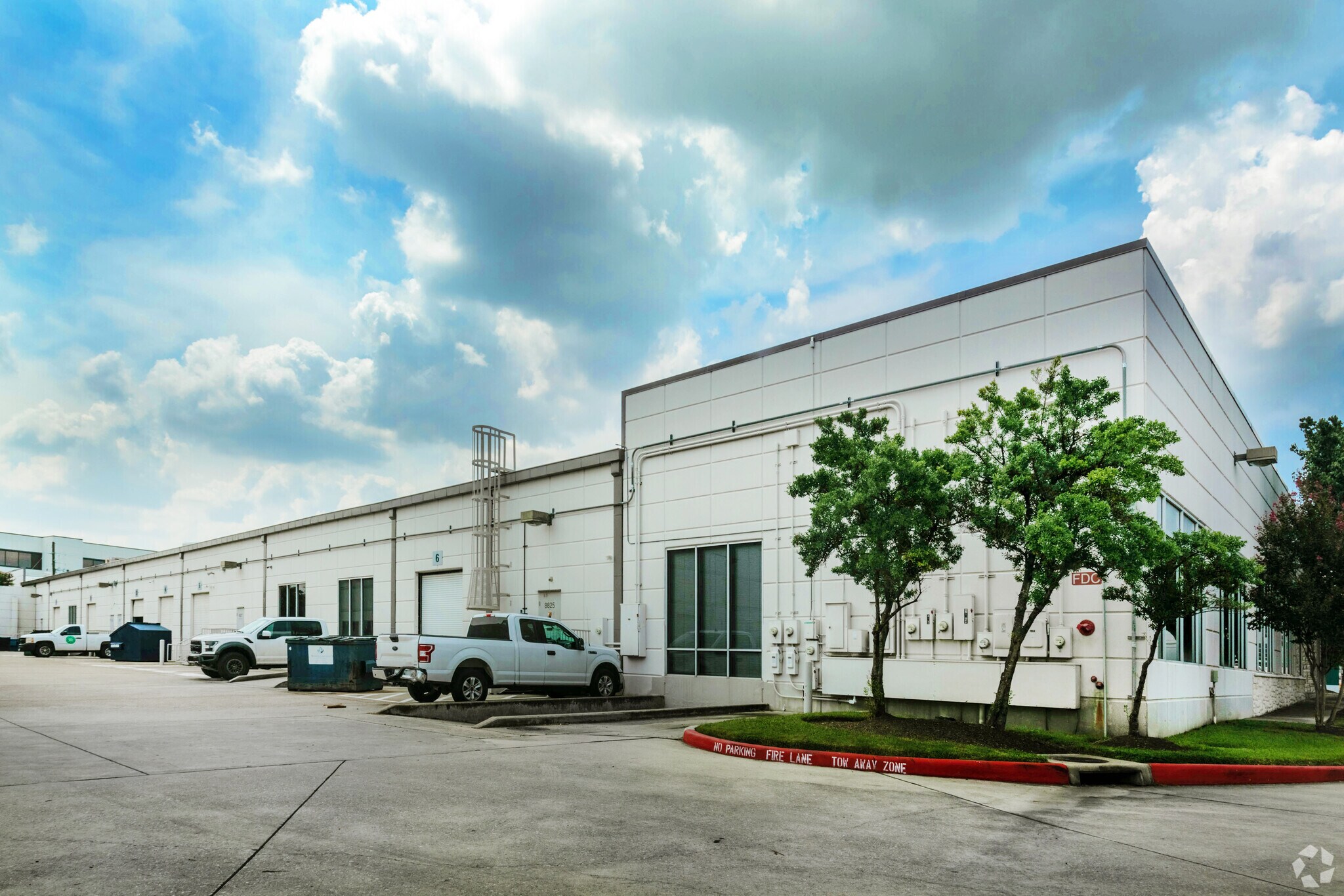 8825-8837 N Sam Houston Pky W, Houston, TX à louer Photo du bâtiment- Image 1 de 2