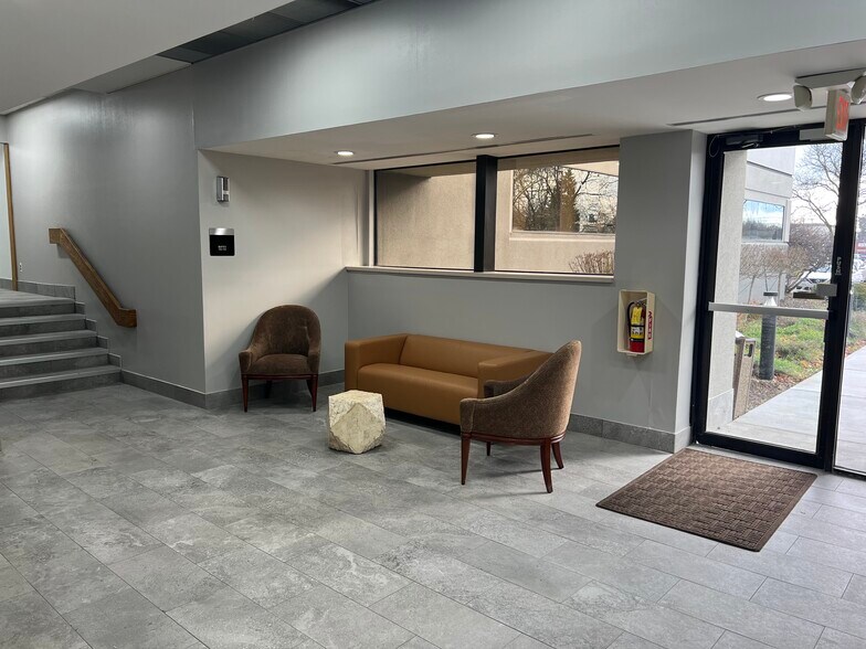 31500 W 13 Mile Rd, Farmington Hills, MI à louer - Photo intérieure - Image 2 de 27