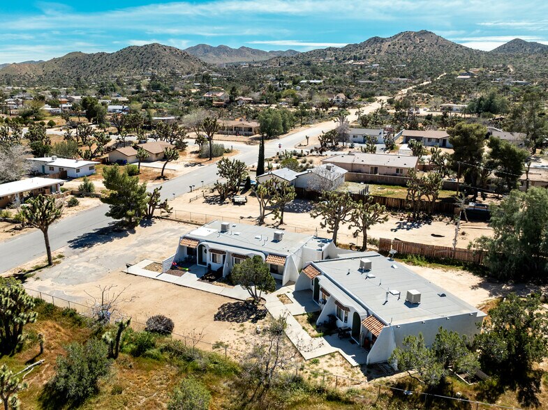 7772 Jemez Trl, Yucca Valley, CA à vendre - Photo du bâtiment - Image 2 de 20