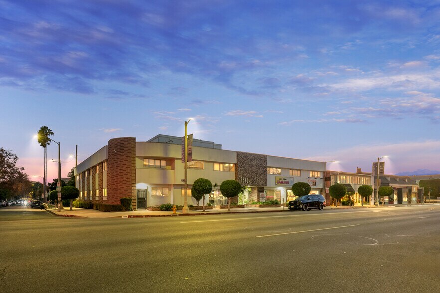 The Block on Beverly portefeuille de 4 propriétés à vendre sur LoopNet.ca - Photo du bâtiment - Image 3 de 8