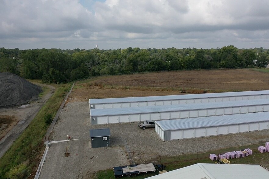 Executive Storage portfolio of 2 properties for sale on LoopNet.ca - Building Photo - Image 1 of 6