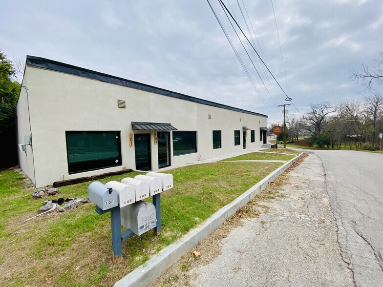 635 Hill Ave, New Braunfels, TX à louer - Photo du bâtiment - Image 3 de 11