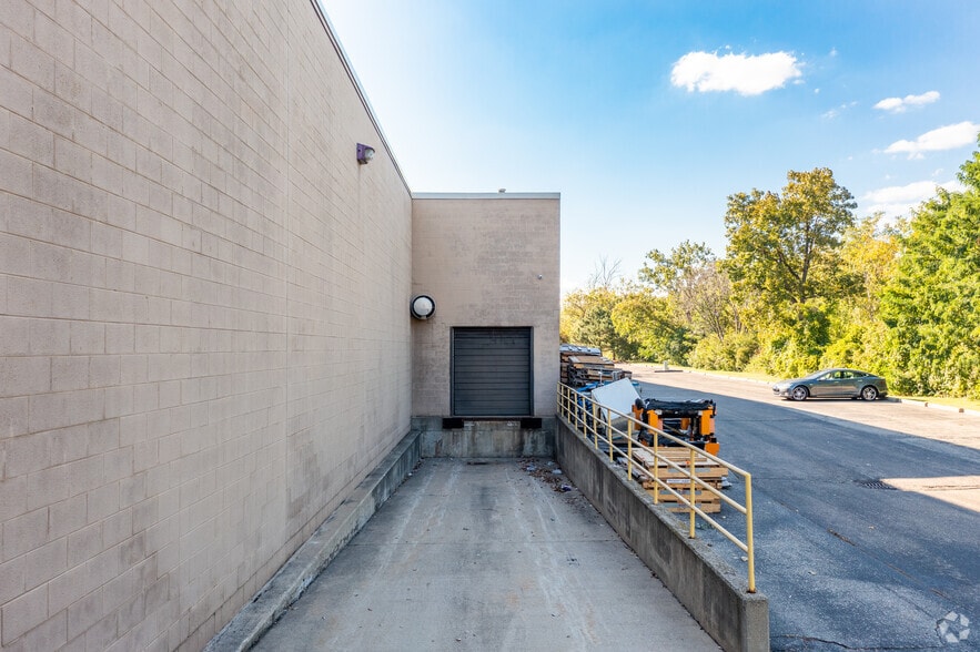 15120 N Commerce Dr N, Dearborn, MI for lease - Building Photo - Image 3 of 6