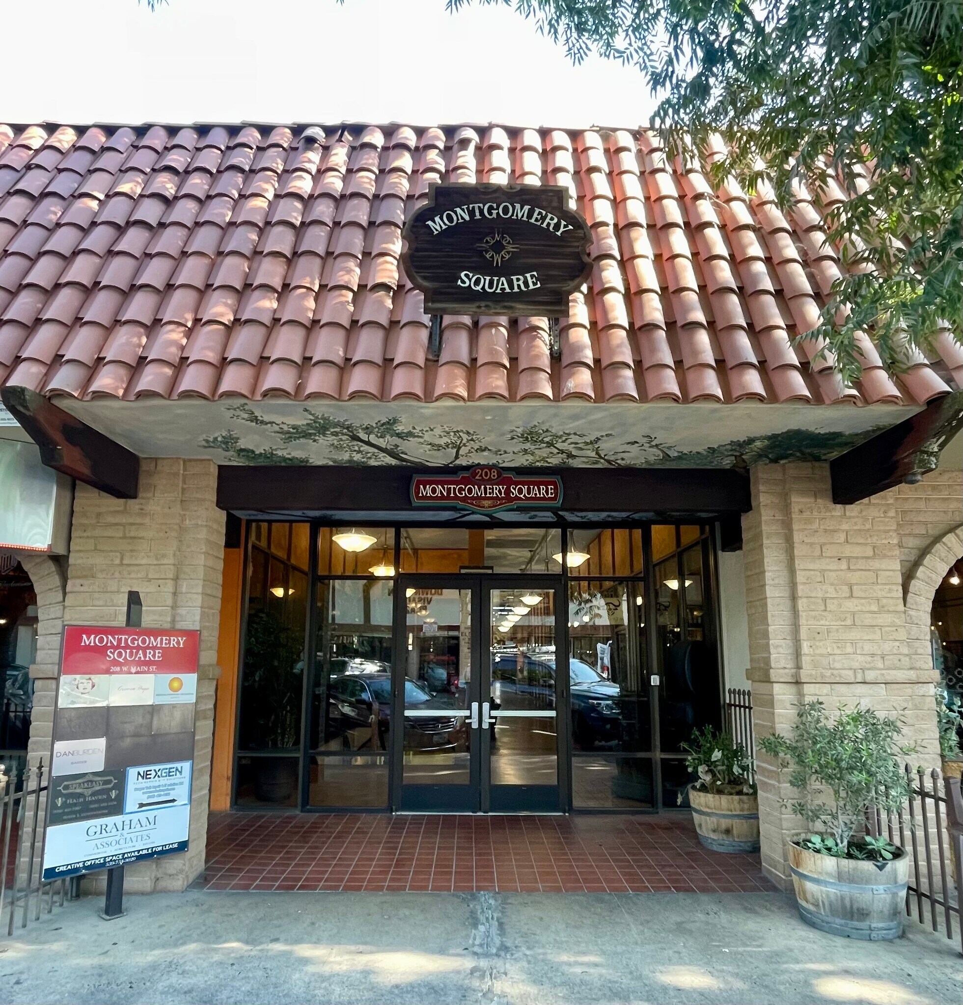 208-210 W Main St, Visalia, CA à louer Photo du bâtiment- Image 1 de 4