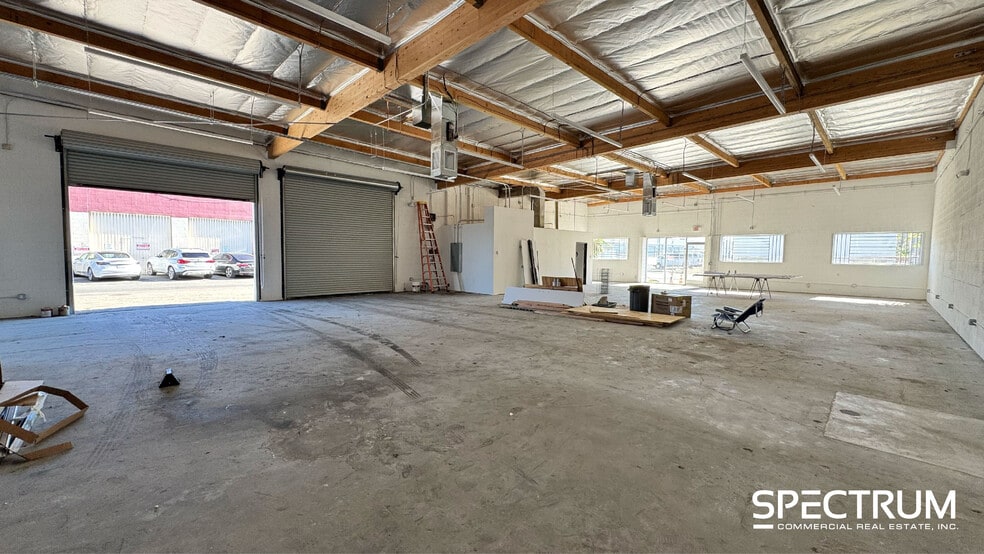 15225 Stagg St, Van Nuys, CA for lease - Building Photo - Image 3 of 6