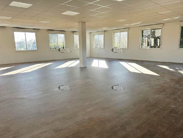 Office in Le Pontet for lease Interior Photo- Image 1 of 6