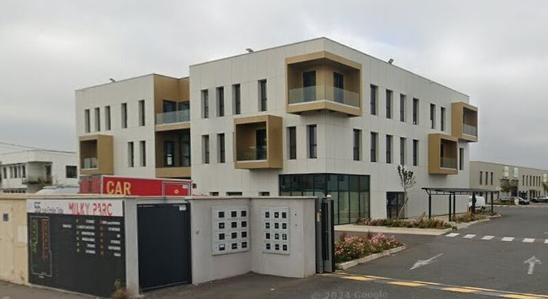 Flex in Décines-Charpieu for lease Building Photo- Image 1 of 2