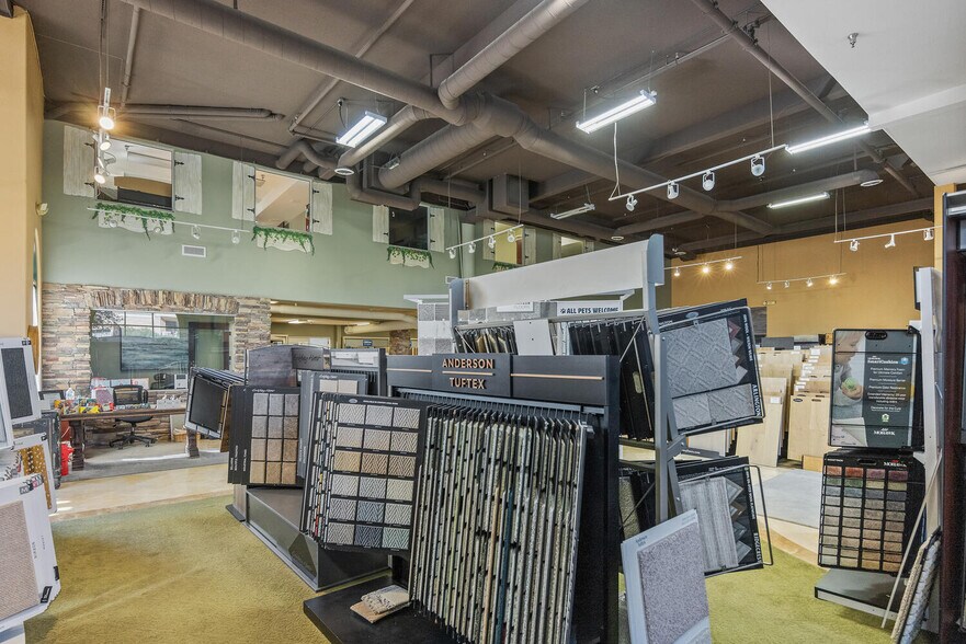 28350 Roadside Dr, Agoura Hills, CA à vendre - Photo du bâtiment - Image 3 de 31