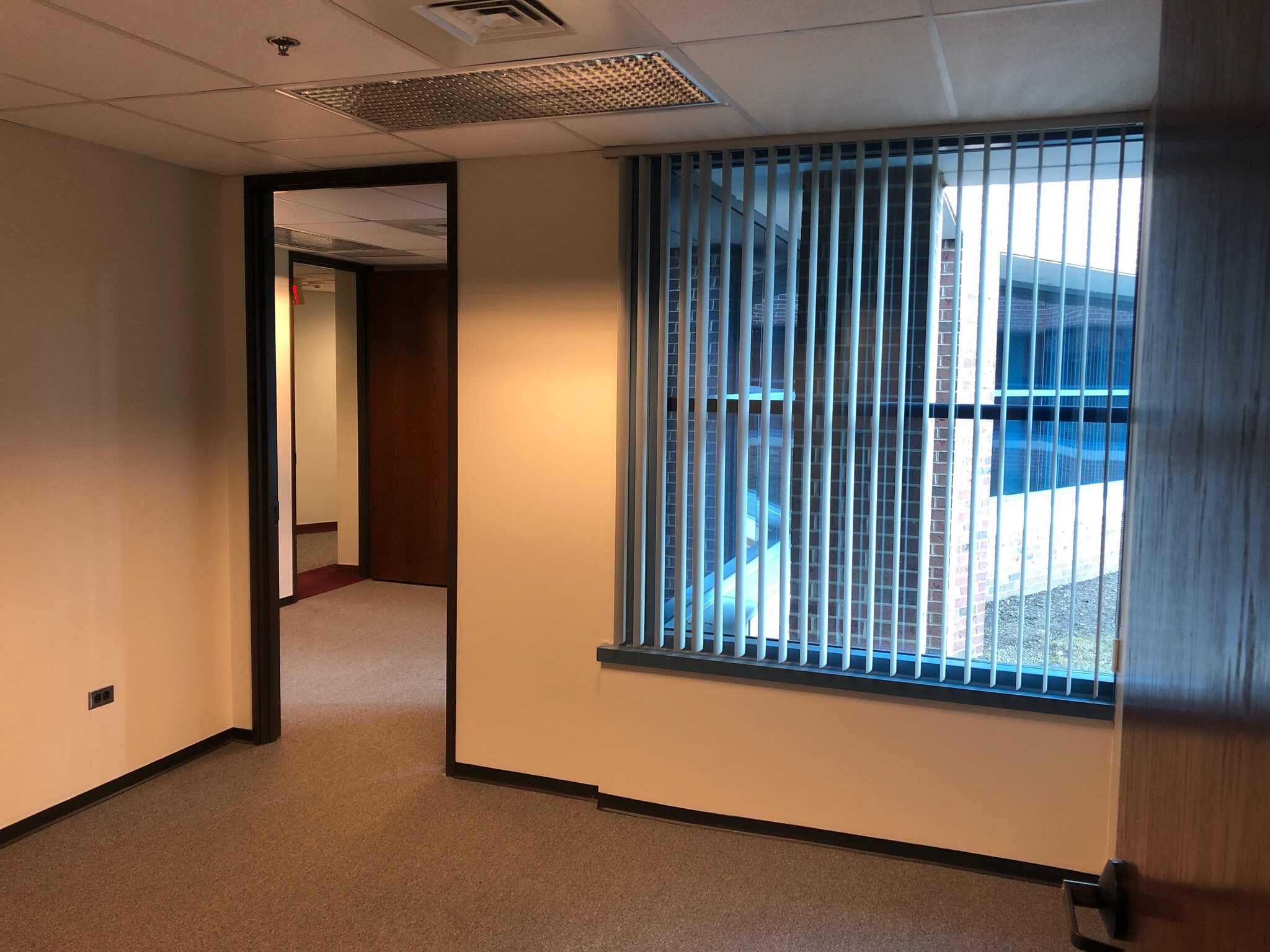 27475 Ferry Rd, Warrenville, IL à louer Photo intérieure- Image 1 de 2