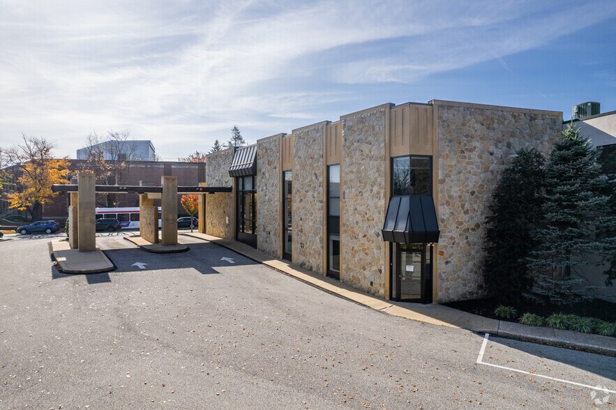 301 W Lancaster Ave, Wayne, PA à louer - Photo du bâtiment - Image 3 de 9