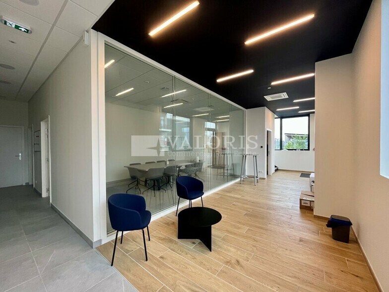 Flex in Chassieu for lease - Interior Photo - Image 3 of 33