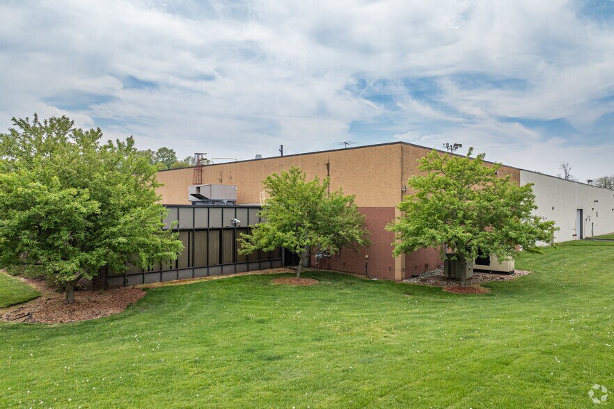 101 Cottontail Ln, Somerset, NJ à louer - Photo du bâtiment - Image 1 de 5