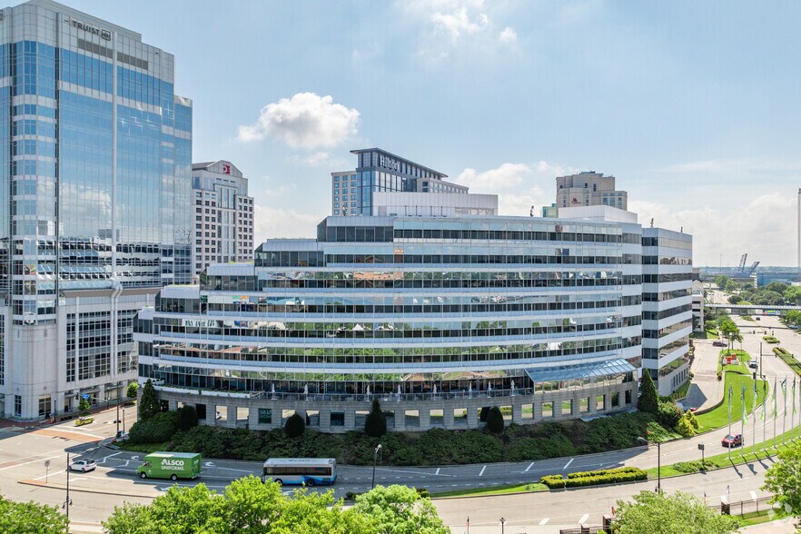 101 W Main St, Norfolk, VA à louer - Photo du bâtiment - Image 1 de 28