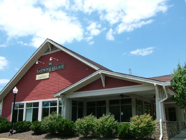 4 Olde Eastwood Vlg, Asheville, NC à louer - Photo du bâtiment - Image 3 de 5