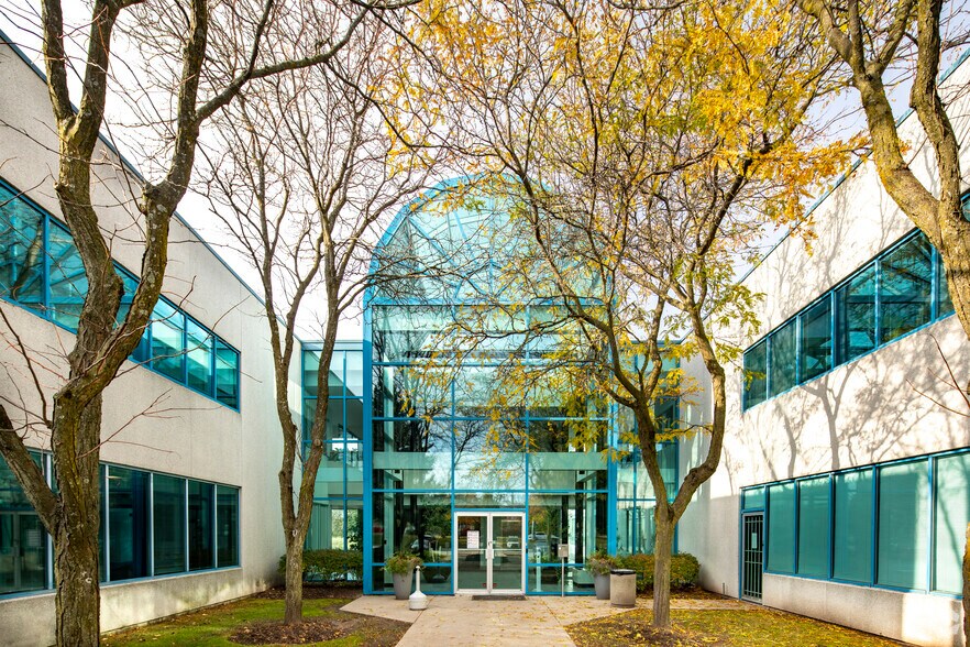 340 Ferrier St, Markham, ON à louer - Photo du bâtiment - Image 2 de 9