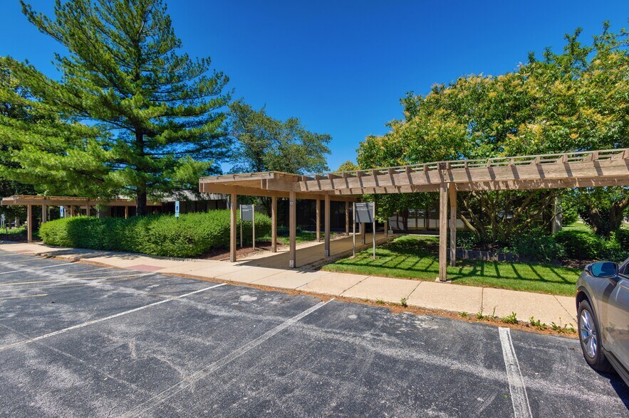 1300 N Highland Ave, Aurora, IL à louer - Photo du bâtiment - Image 2 de 4