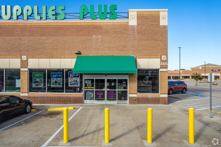 3315-3427 E Trinity Mills Rd, Dallas, TX à louer - Photo du bâtiment - Image 3 de 7