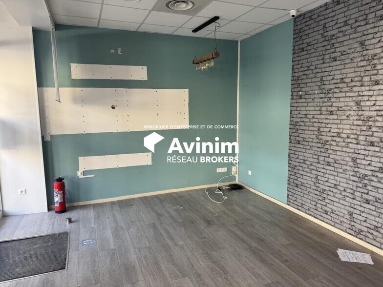 Retail in Mions for lease - Interior Photo - Image 2 of 8
