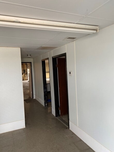 7411-7415 Wright Rd, Houston, TX for lease - Interior Photo - Image 3 of 3