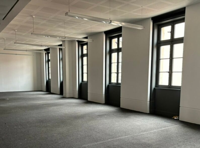 Office in Lyon for lease - Building Photo - Image 3 of 14