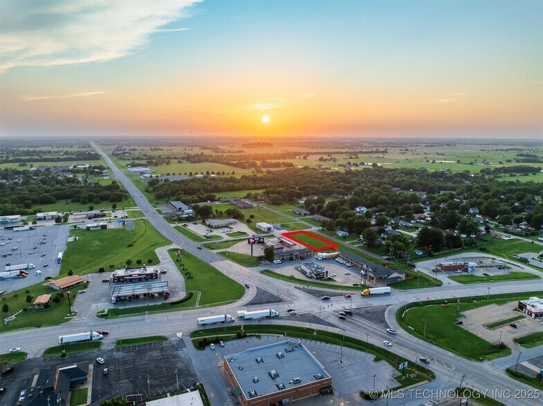 1 Ash ave, Wagoner, OK for sale - Primary Photo - Image 1 of 12