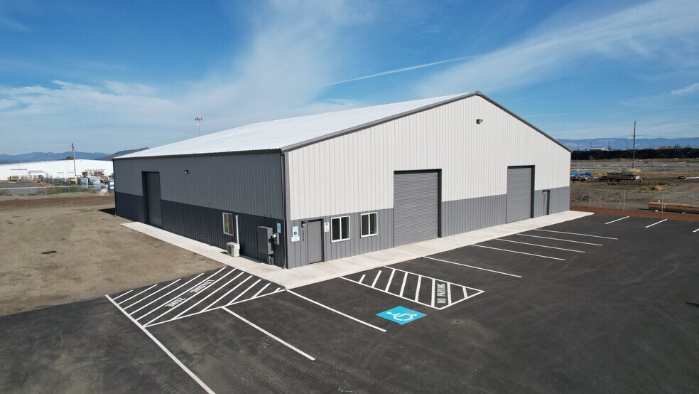 1917 Bobcat Way, White City, OR for lease - Building Photo - Image 2 of 2