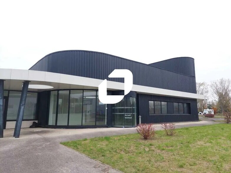 8 Rue Du Maréchal De Lattre De Tassigny, Élancourt à louer - Photo du bâtiment - Image 1 de 12