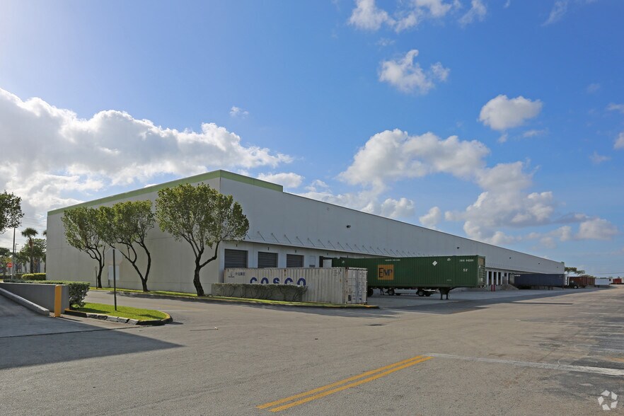 7500 NW 81st Pl, Miami, FL à louer - Photo du bâtiment - Image 2 de 10
