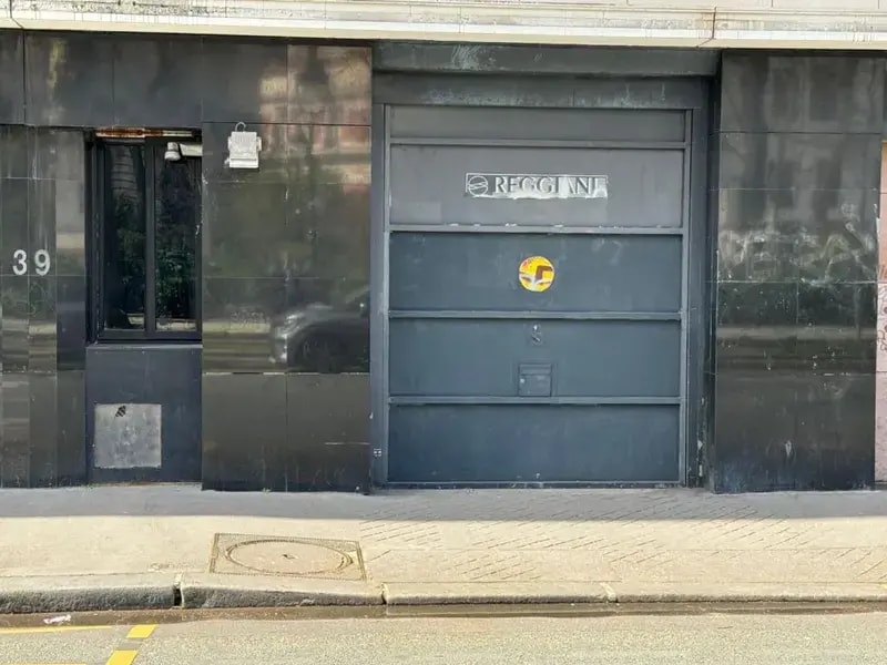 Retail in Paris for lease Building Photo- Image 1 of 2