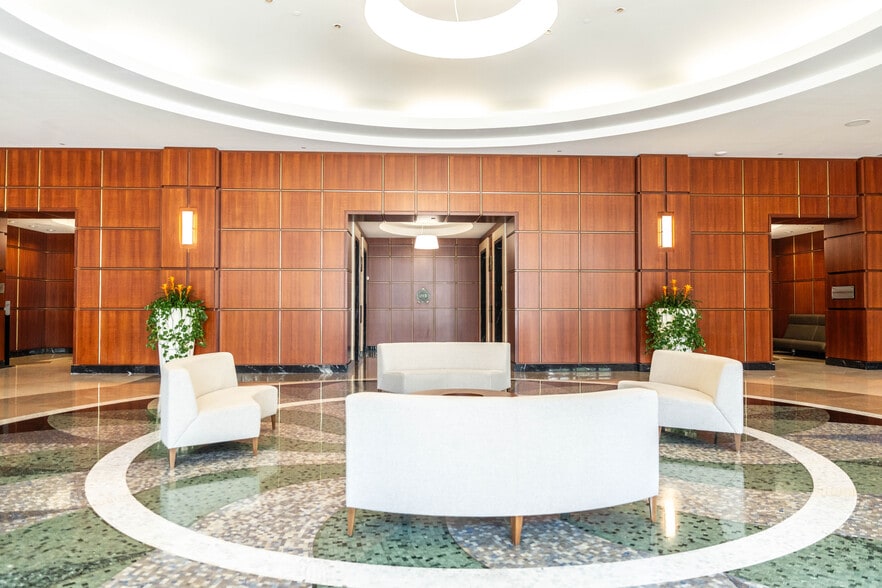 450 E Las Olas Blvd, Fort Lauderdale, FL for lease - Interior Photo - Image 2 of 17