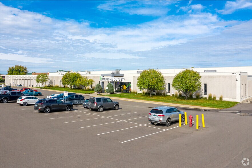 2300 Hwy 13 W, Burnsville, MN for lease - Primary Photo - Image 1 of 4