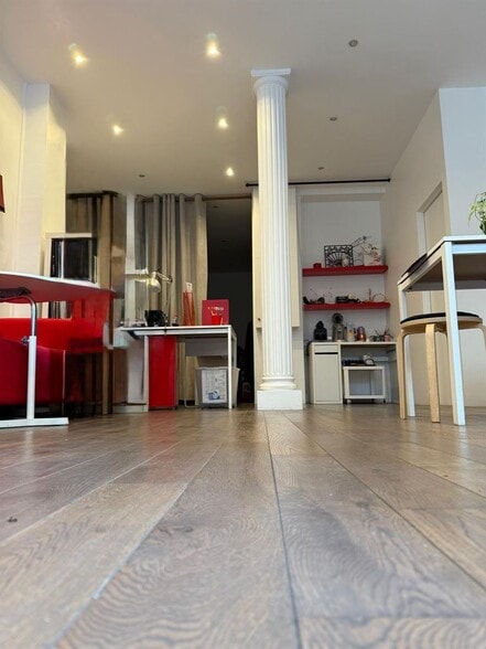Retail in Paris for lease - Interior Photo - Image 1 of 3