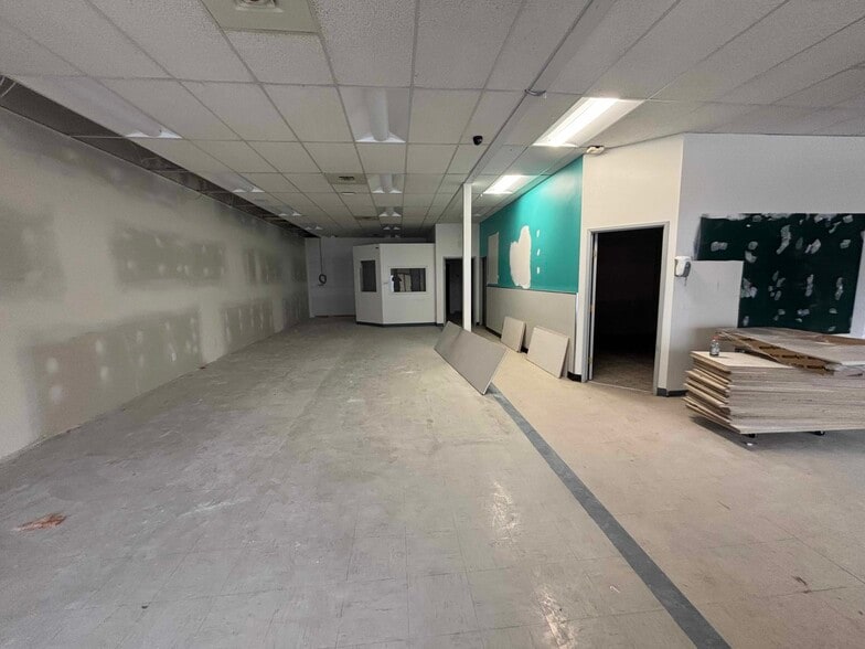 3042 Skaha Lake Rd, Penticton, BC à louer - Photo intérieure - Image 2 de 6