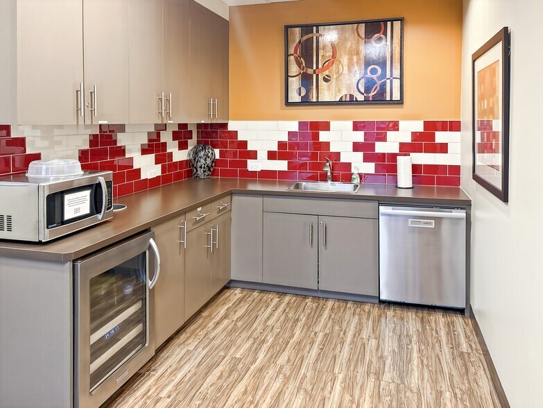 600 Crowfoot Cres NW, Calgary, AB à louer - Photo intérieure - Image 2 de 14