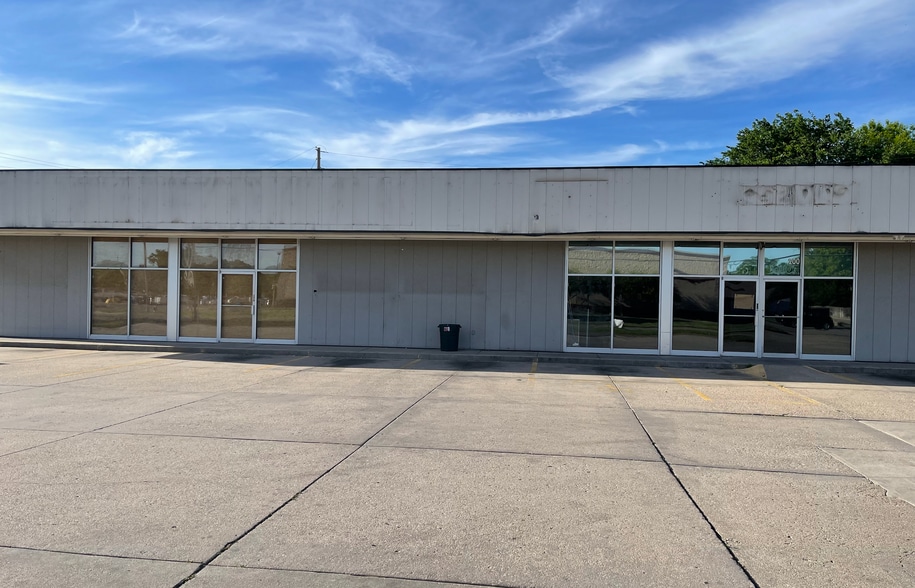 200 E 12th St, Newton, KS for lease - Primary Photo - Image 1 of 1