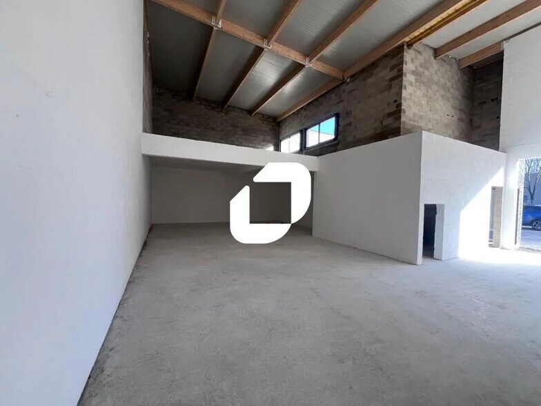 Flex in Collégien for lease - Interior Photo - Image 2 of 2