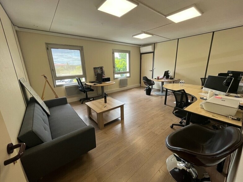 6 Chemin De Villeneuve, Écully for lease - Interior Photo - Image 1 of 6
