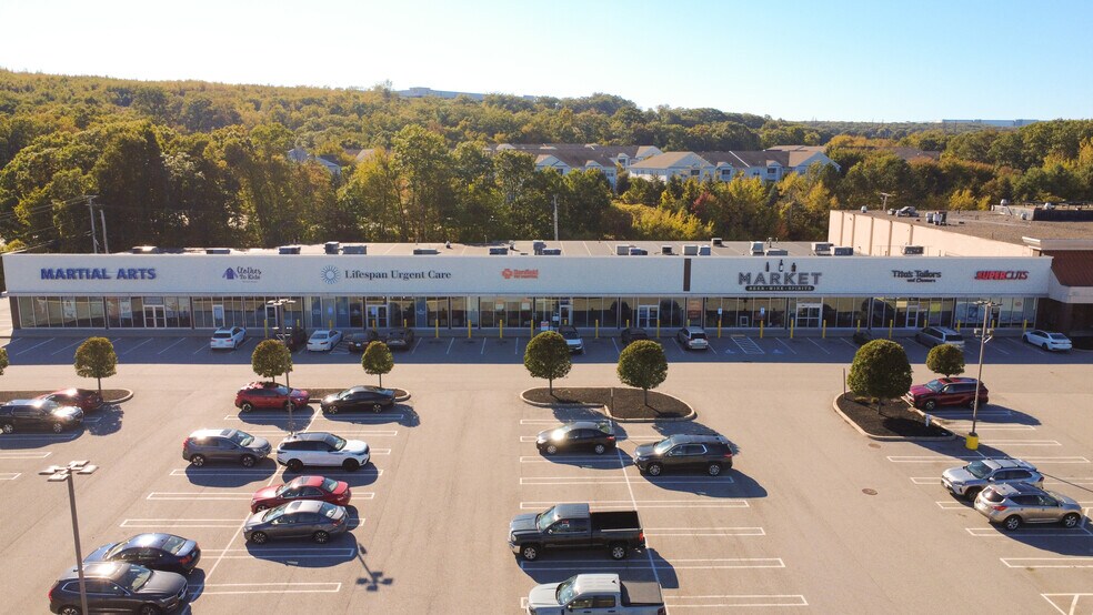 1400 Atwood Ave, Johnston, RI à louer - Photo du bâtiment - Image 2 de 7