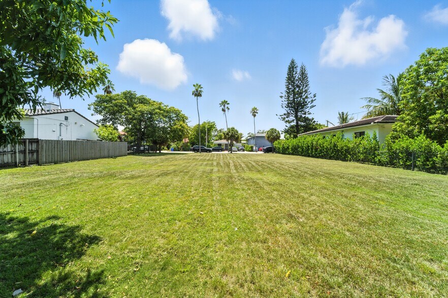 5969 NE 4th Ct, Miami, FL à vendre - Photo du bâtiment - Image 3 de 13