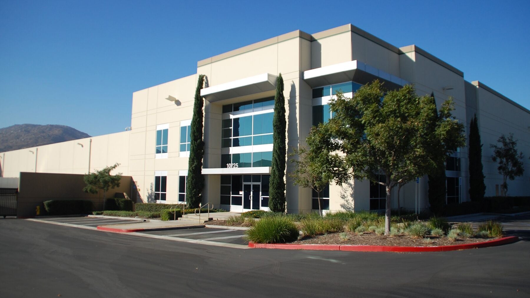 10725 Sierra Ave, Fontana, CA for lease Building Photo- Image 1 of 6