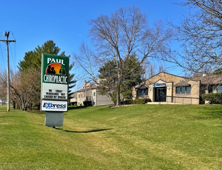 2477 Eastrock Dr, Rockford, IL à louer - Photo du bâtiment - Image 2 de 7