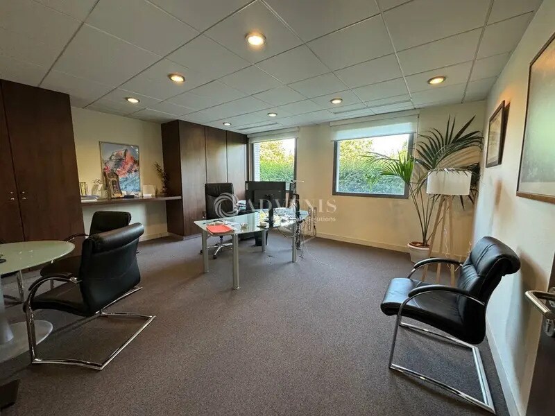 Office in Magny-le-Hongre for lease Interior Photo- Image 1 of 7