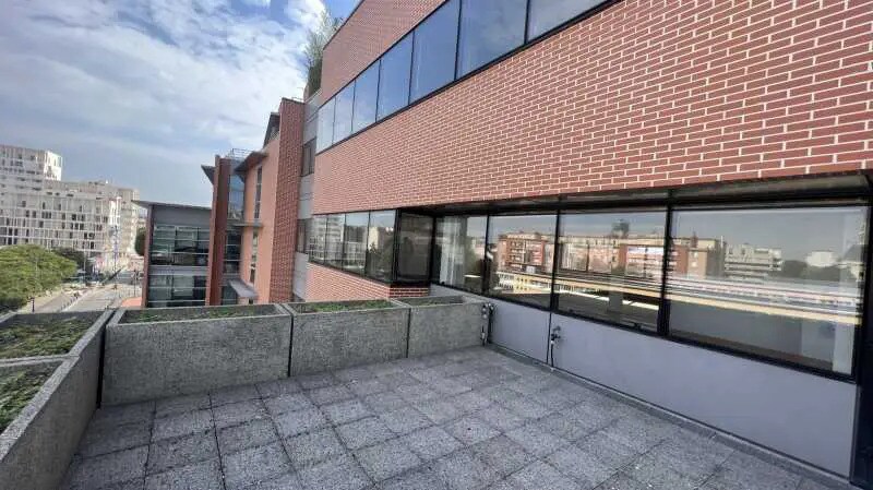 Bureau dans Ivry-sur-Seine à louer - Photo du bâtiment - Image 3 de 13