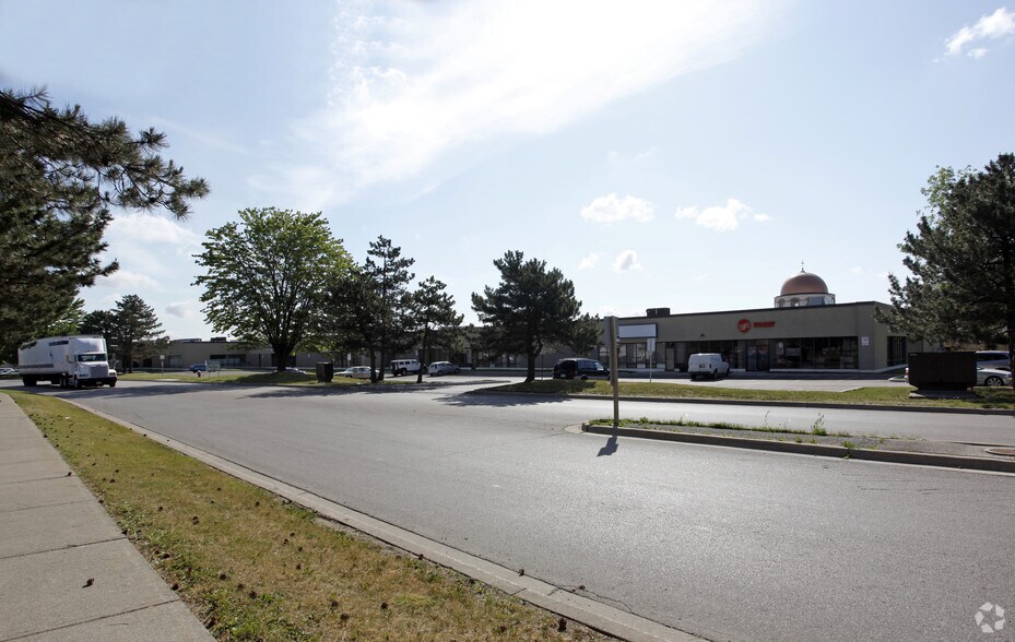1600 Aimco Blvd, Mississauga, ON à vendre - Photo principale - Image 1 de 1