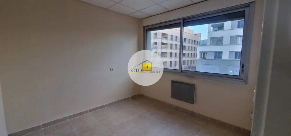 Commerce de détail dans Saint-Priest à louer - Photo intérieure - Image 2 de 8