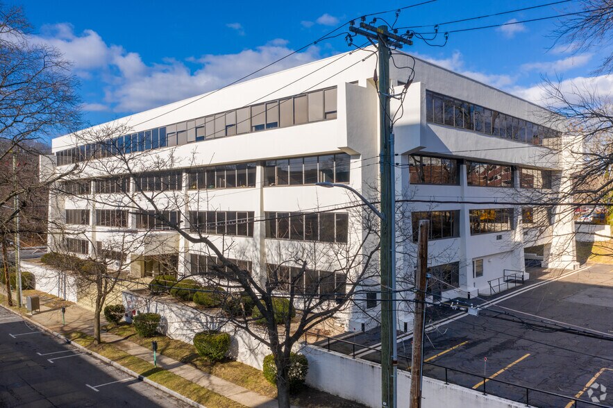 30 Glenn St, White Plains, NY à vendre - Photo du bâtiment - Image 2 de 4