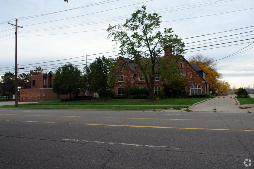 6902 Chicago Rd, Warren, MI for sale - Primary Photo - Image 1 of 5