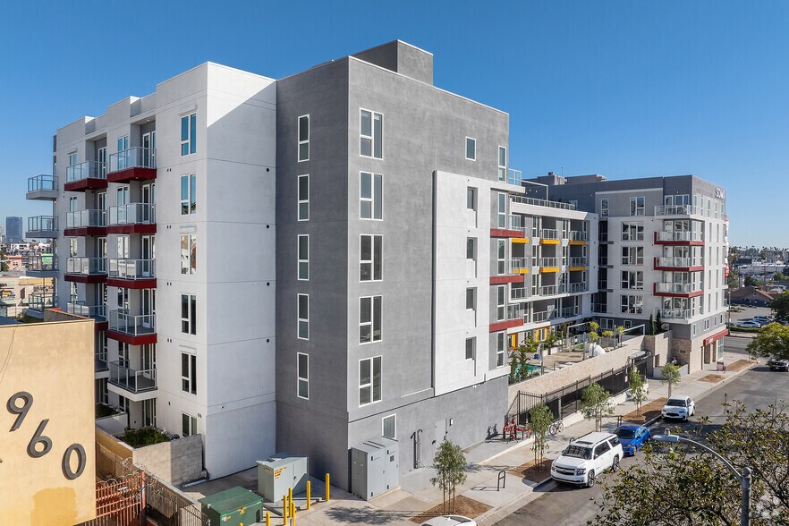 988 S Manhattan Pl, Los Angeles, CA à louer - Photo du bâtiment - Image 3 de 57