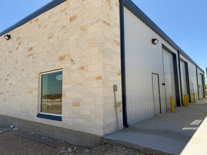 8081 Old Bastrop Rd, New Braunfels, TX à louer - Photo du bâtiment - Image 3 de 22