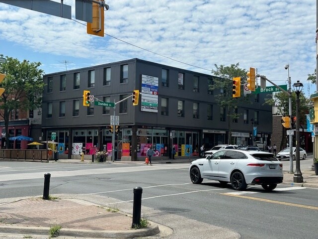100 Brock St S, Whitby, ON à louer - Photo du bâtiment - Image 2 de 4